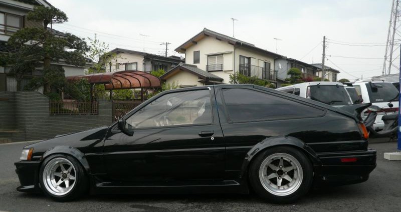 This AE86 Toyota Corolla Levin has a nice sleek look to it with the 